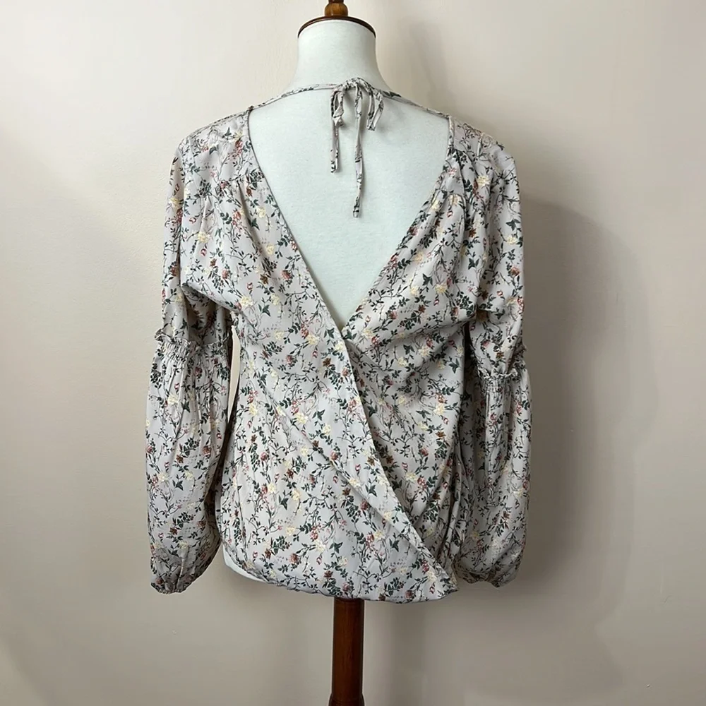 Tied back romantic blouse - Picture 8 of 8